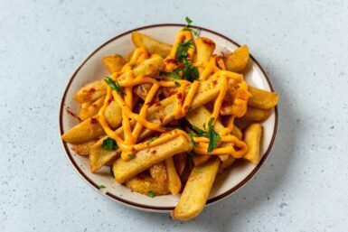 Cheddar Cheese Fries (Patate të skuqura me djathë Cheddar)