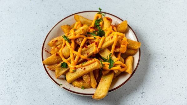 Cheddar Cheese Fries (Patate të skuqura me djathë Cheddar)