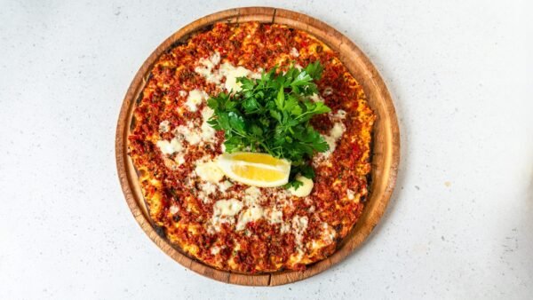 Lahmacun with Cheese (Lahmakun me djathë)