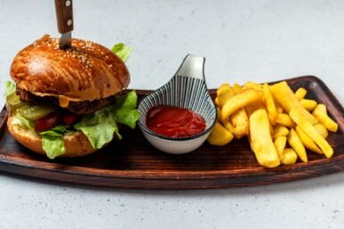 Hayal-Et Beef Cheddar Burger(Burger "Hayal-Et" me Mish Vici Cheddar)