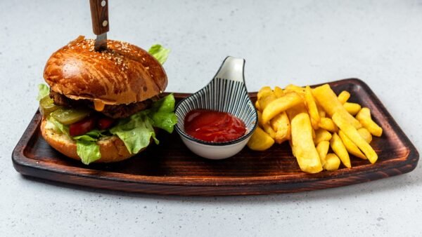 Hayal-Et Beef Cheddar Burger(Burger "Hayal-Et" me Mish Vici Cheddar)