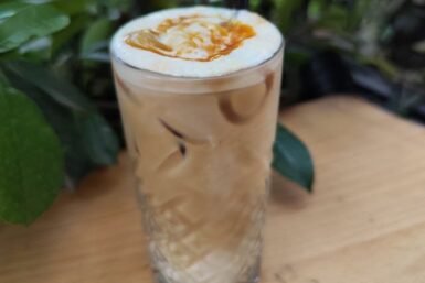 İce Caramel Latte (Latte me karamel të ftohtë)