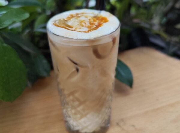 İce Caramel Latte (Latte me karamel të ftohtë)